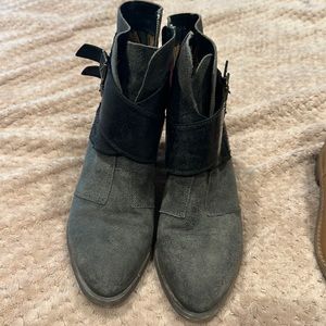 Woman’s shoes size 7